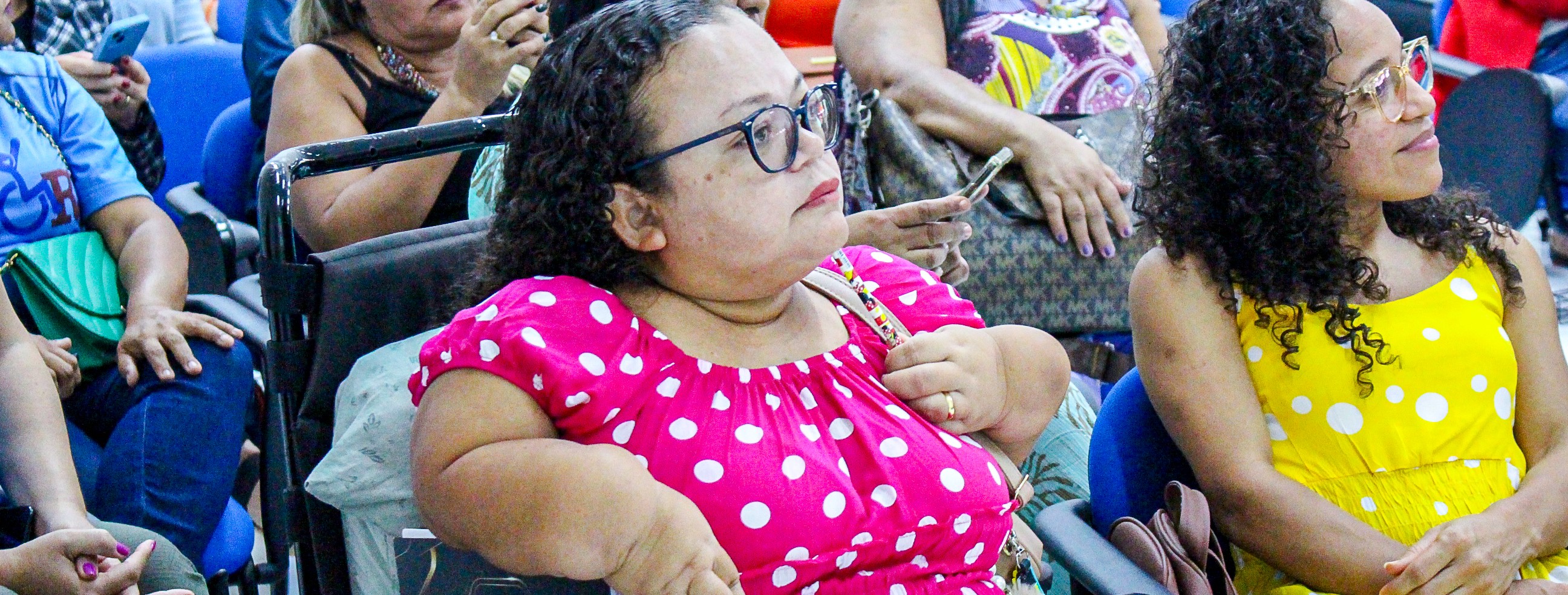 Imagem que mostra a plateia da edição de 2023 do Encontro Alagoano de Mulheres com Deficiência